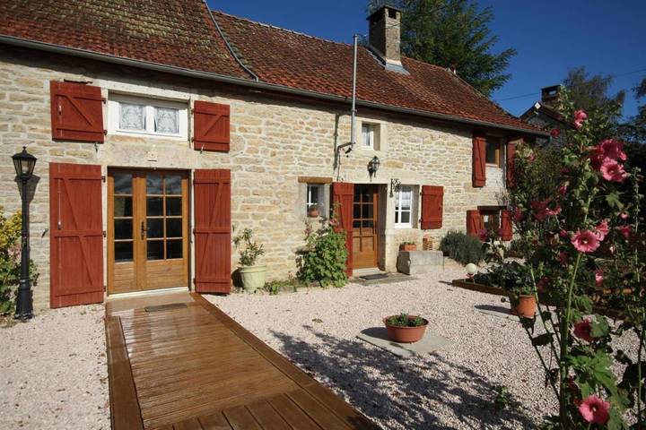 Location de vacances pour 13 personnes, avec Terrasse et Jardin à Marcilly-Ogny