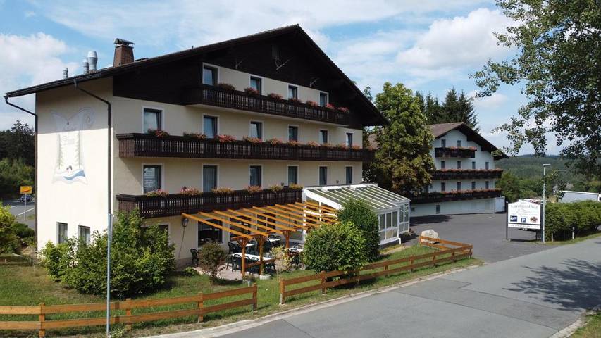 Hotel für 4 Personen, mit Balkon