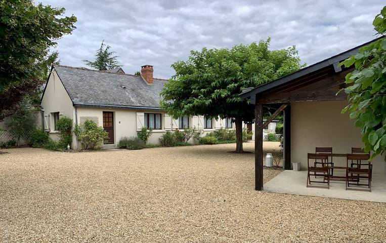 Gîte pour 4 personnes, avec terrasse ainsi que piscine et jardin