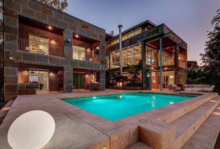 Vacation rental for 16 people, with hot tub and yard in Lake Austin