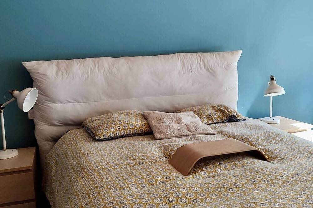 Wooden family house by the water, marina in Lac de Lacanau, Lacanau