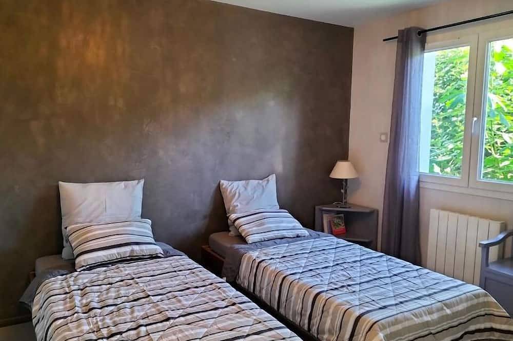 Maison indépendante 4 personnes au calme en pleine nature, 5 minutes d'Aubenas in Saint-Étienne-de-Fontbellon, Ardèche