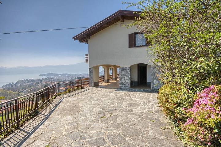 Location de vacances pour 4 personnes, avec vue et jardin ainsi que vue sur le lac et terrasse, animaux acceptés à Ghiffa - 3