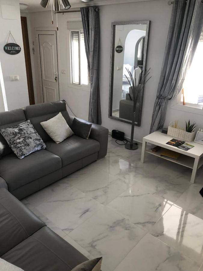 Casa de vacaciones para 10 personas, con Balcón y Terraza además de Jardín y Piscina en Monforte del Cid