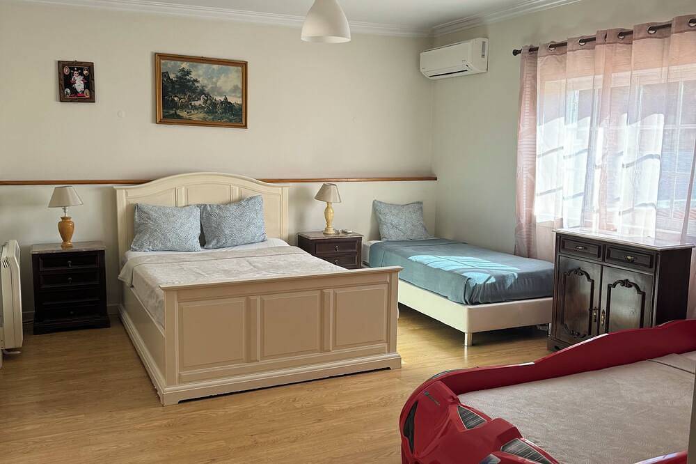 Relaxing 5-Bedroom Villa with Private Pool, Outdoor Playground, Barbeque zona.\n\n in Carcavelos e Parede, Costa de Lisboa