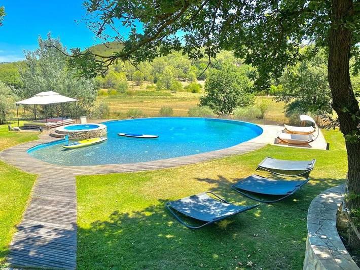 Location de vacances pour 17 personnes, avec Balcon et Jacuzzi ainsi que Terrasse et Jardin à Rognes