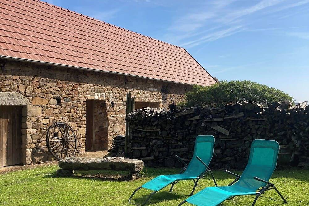 Entire apartment, Atypical apartment in a farmhouse less than 100m from the sea in Lézardrieux, Pink Granite Coast