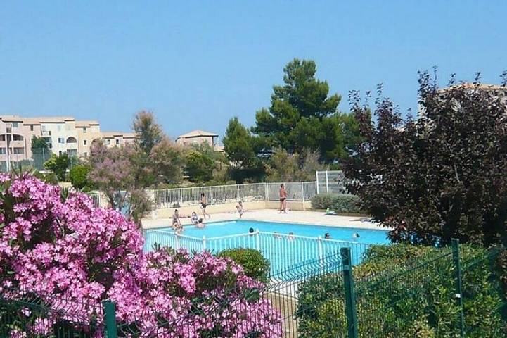 Location de vacances pour 4 personnes, avec terrasse ainsi que piscine et jardin dans Narbonne Plage