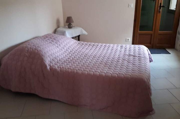 Location de vacances pour 7 personnes, avec terrasse ainsi que jardin et jacuzzi, animaux acceptés à Régusse - 4