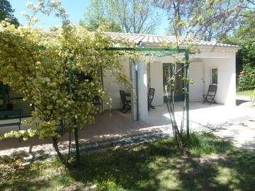 Gîte pour 2 personnes, avec piscine et jardin à Ailhon