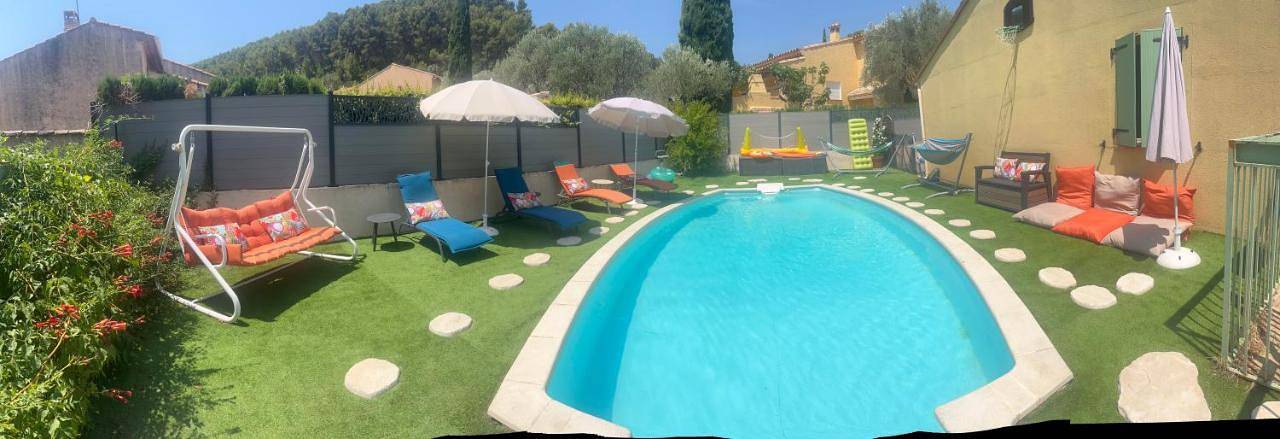 Location de vacances pour 4 personnes, avec Terrasse et Jardin ainsi que Piscine et Vue à Solliès-Pont
