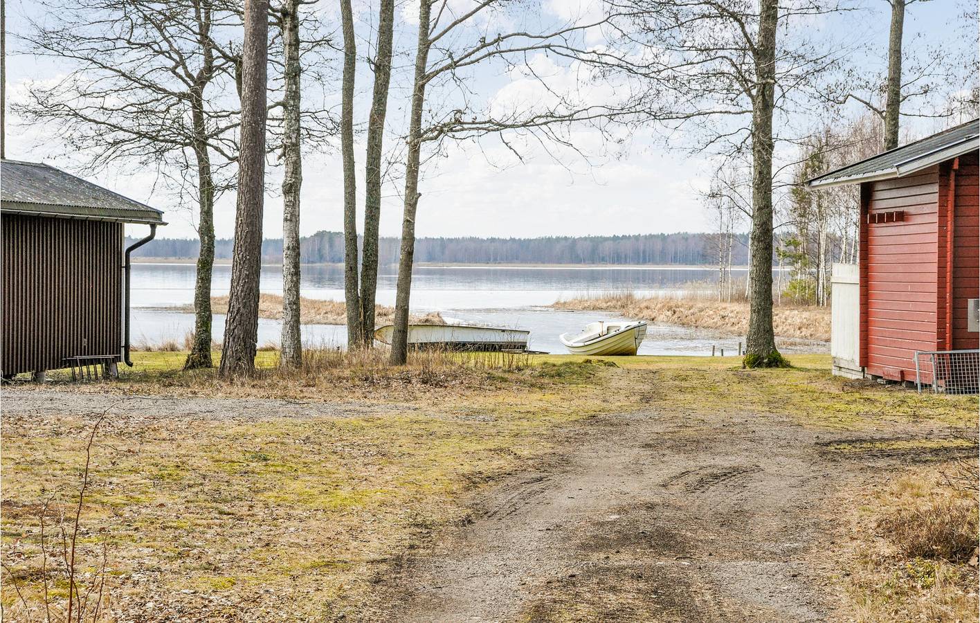 Hus för 4 Personer med trädgård in Vänern