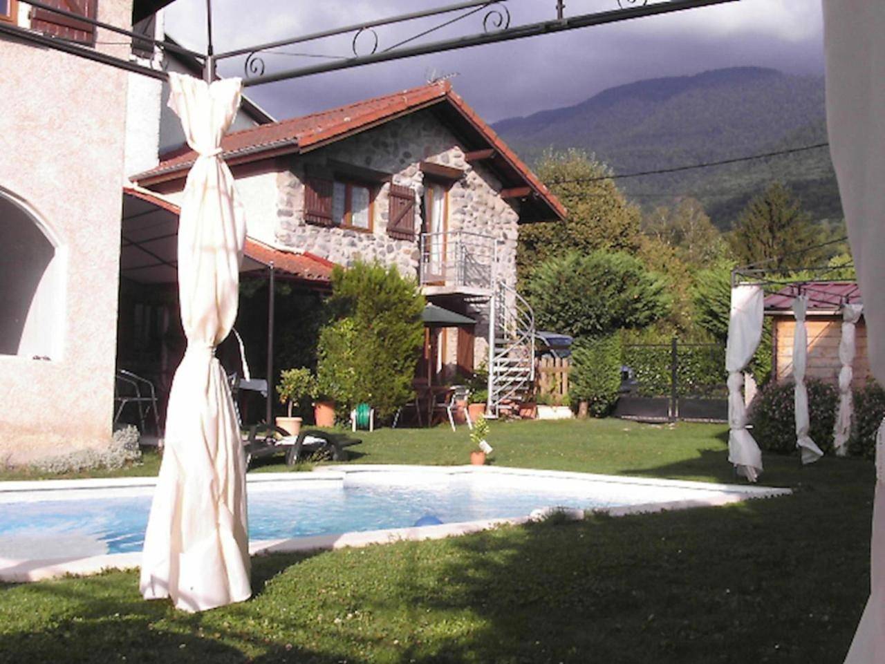 Appartement entier, Apartment with Pool View in Vaulnaveys-le-Haut, Isère