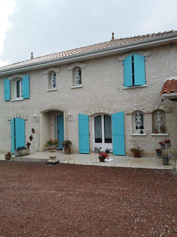 Chambre d’hôte pour 2 personnes, avec Terrasse ainsi que Jardin et Vue à Soyaux