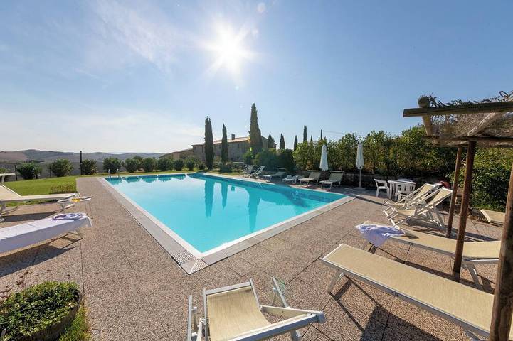 Agriturismo per 3 persone, con piscina e giardino in Chianni