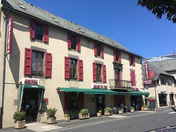 Hôtel pour 2 personnes, avec jardin ainsi que terrasse et vue dans Office De Tourisme Du Pays De Murat Sud Auvergne