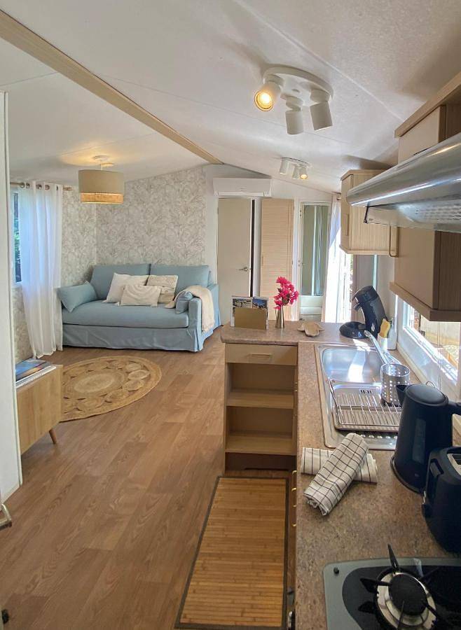 Camping pour 5 personnes, avec piscine et bassin pour enfant ainsi que jardin et jacuzzi à Gassin - 2