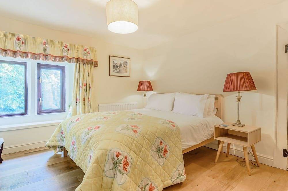 Mulberry Cottage, pet friendly, with open fire in Youlgreave in Youlgreave, Derbyshire