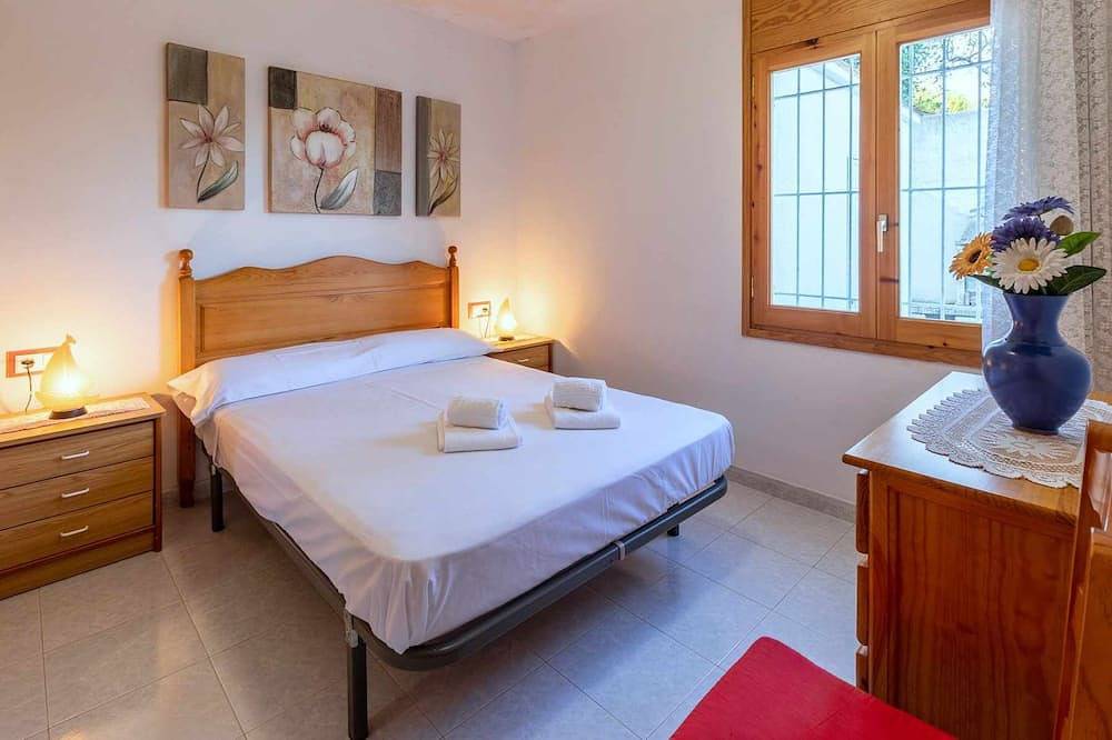 Entire apartment, Cap Ras 04 Comfortable apartment close to the sea in Platja Grifeu, Upper Empordà