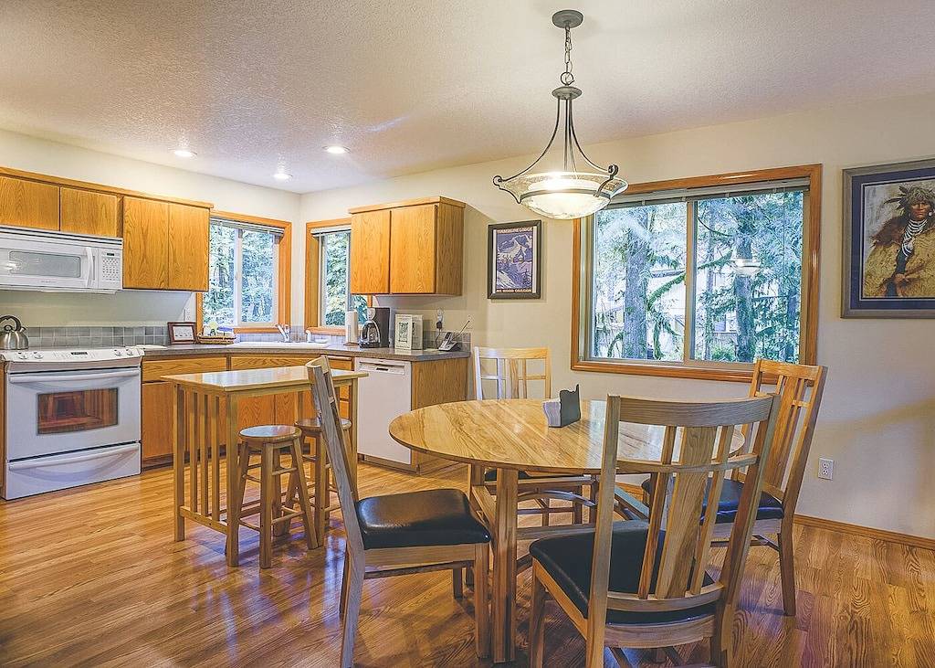 Salmonberry Retreat on the River, Fireplace, Hot Tub. Dogs Welcome in Welches, Mount Hood