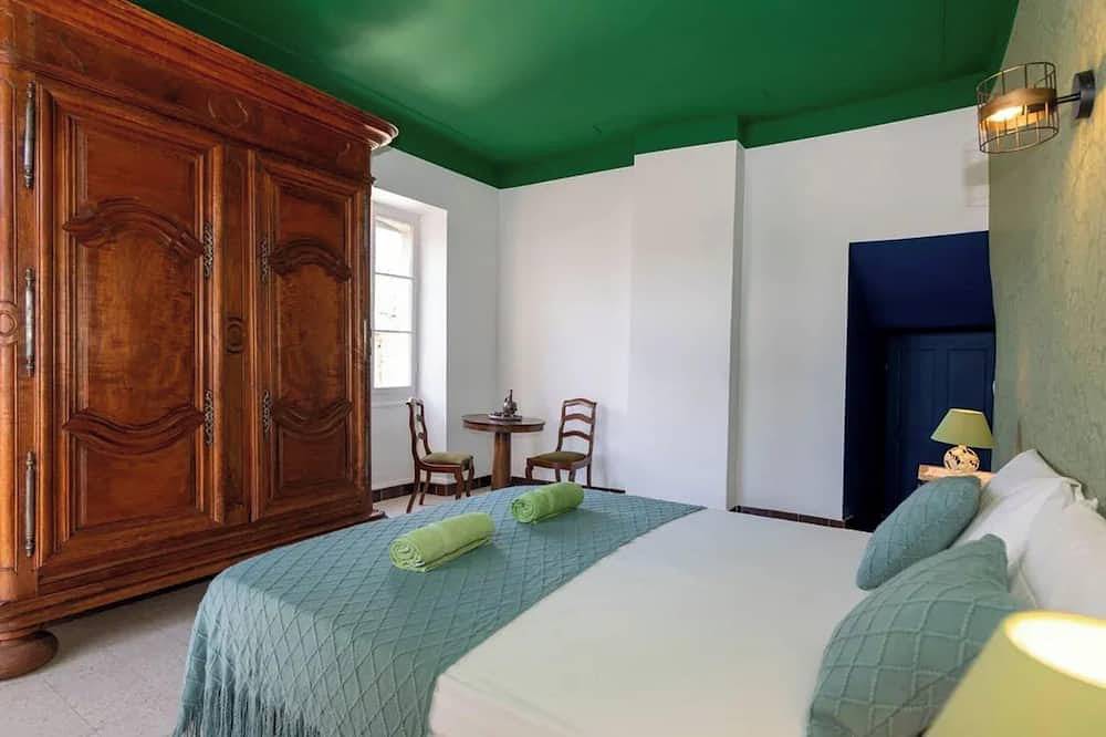 Homerez - Impressive Manor with Pool in Aiguèze in Aiguèze, Nimes region