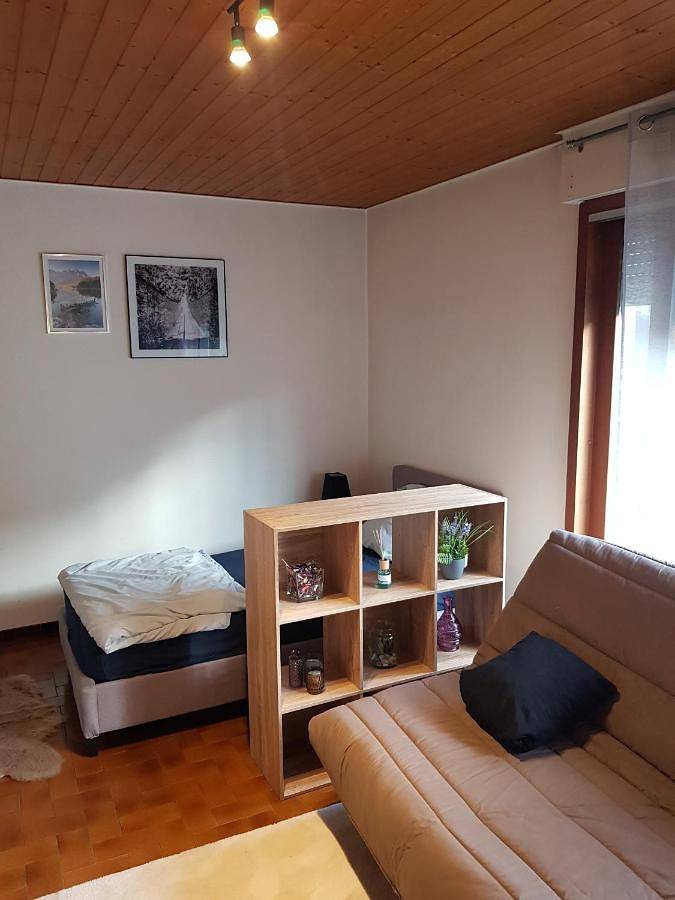 Appartement entier, Grand studio dans une résidence prive avec une cuisine et salle de bain séparé un parking gratuit et une magnifique vue sur les montagness in Marnaz, Région de Bonneville