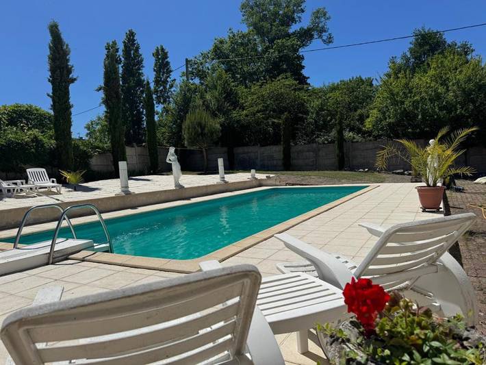 Gîte pour 2 personnes, avec Balcon et Terrasse ainsi que Jardin et Piscine à Bressolles