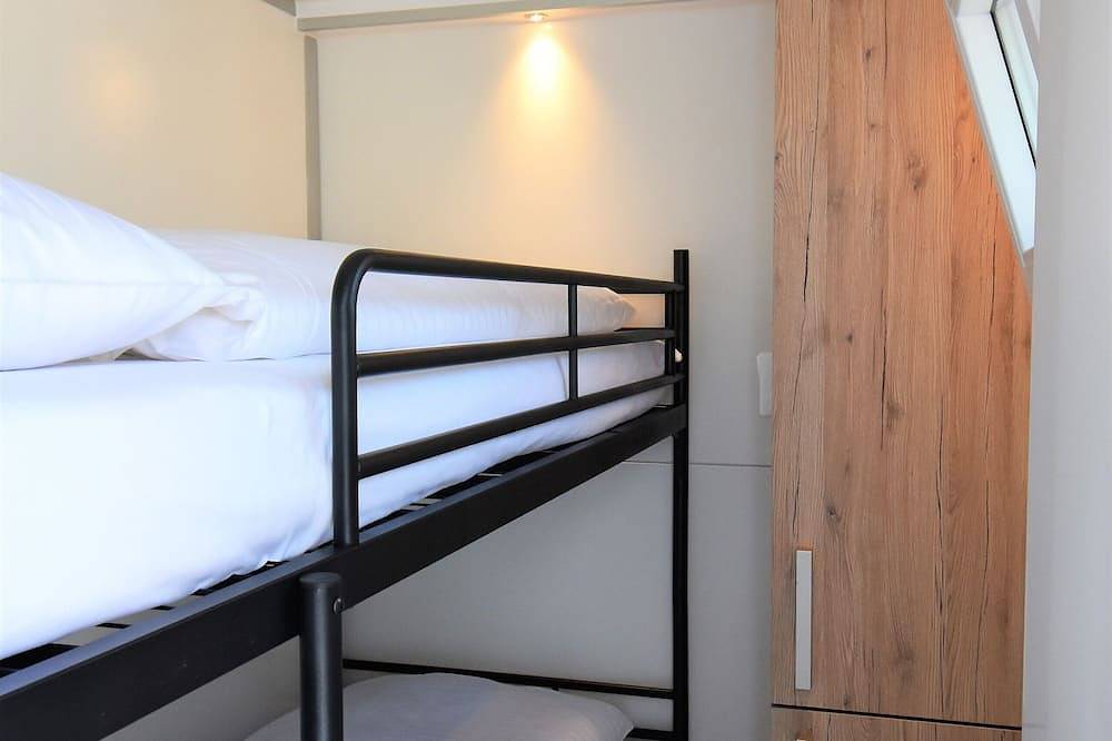 Cozy floating Boatlodge \"Maastricht\". Max 4 persons, 2 bedrooms. in Maastricht, Limburg (Netherlands)