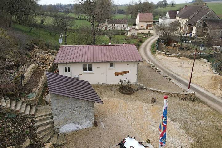 Gîte pour 7 personnes, avec terrasse et jardin à Brosses