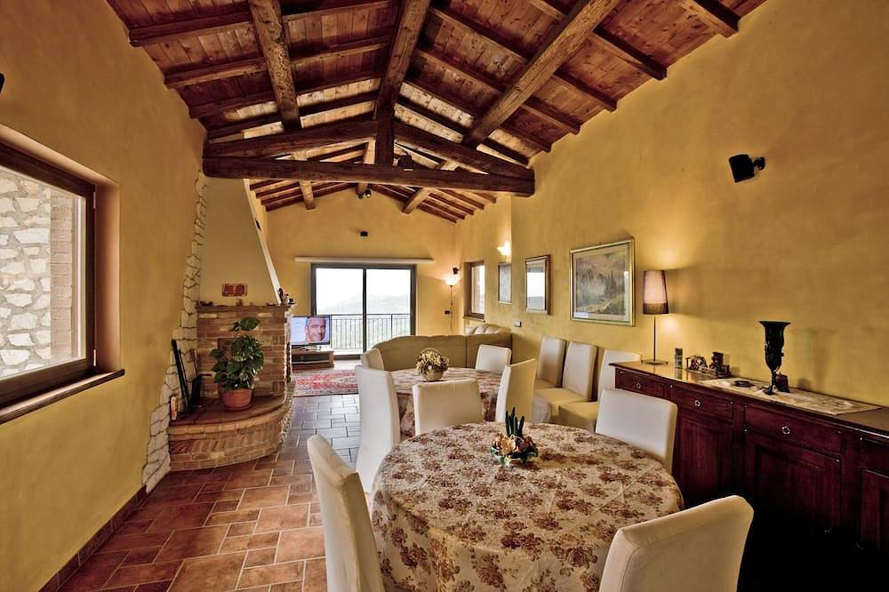 Piscina e vista mozzafiato sulla campagna romana in Casaprota, Terminillo