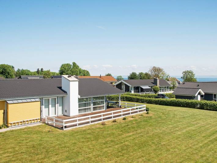 Ferieudlejning for 8 personer, med Jacuzzi og Terrasse såvel som Have og Sauna i Mommark