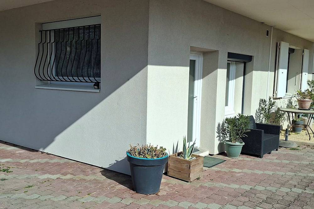 Appartement entier, Studio en rdc, parking privé, 5 min de l' autoroute et 200m du centre ville. in Bourg-lès-Valence, Région de Valence