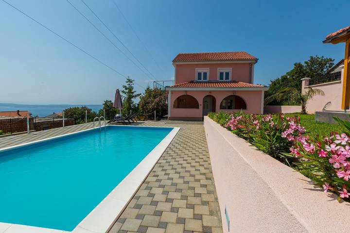 Ferienhaus für 10 Personen, mit Garten und Terrasse sowie Pool, mit Haustier in Crikvenica