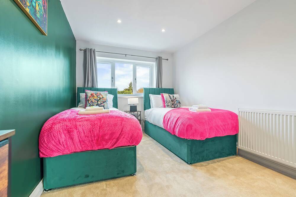 New! Sleeps 6|Free Parking|Long stays| Contractors\n\nshare\n\nsaved in Dunchurch, Warwickshire