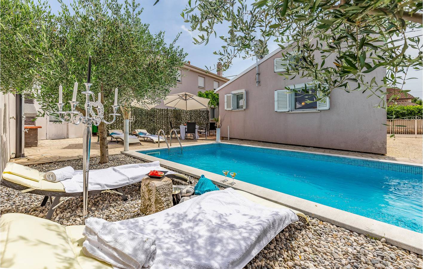 Charmantes Apartment mit Pool und Terrasse in der Nähe des Stadtzentrums von Sisan in Sisan, Südküste Istrien