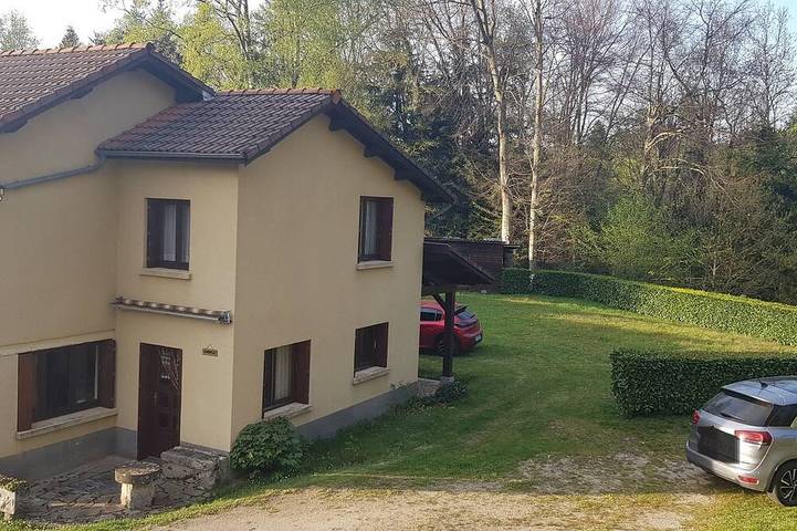 Location de vacances pour 5 personnes, avec jardin et balcon, animaux acceptés à Saint-Victor-Montvianeix