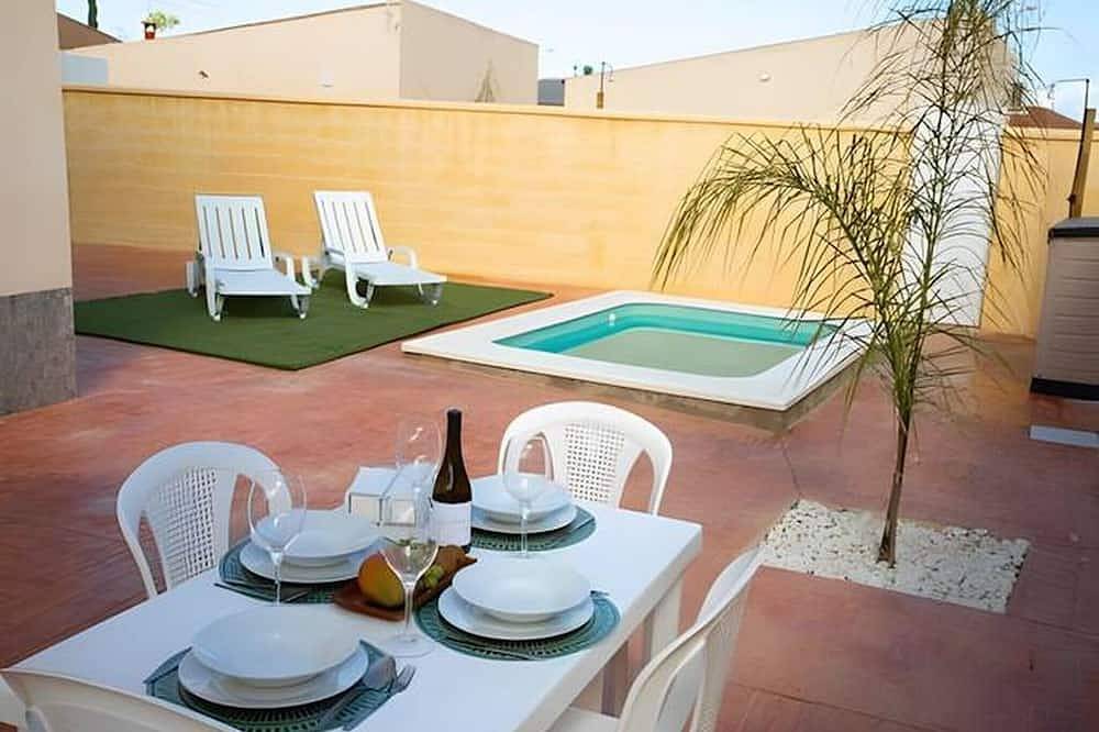 Country House 'Villa Con Piscina Cerca De Sevilla' with Private Pool, Wi-Fi and Air Conditioning in Hacienda de Tarazona, La Rinconada