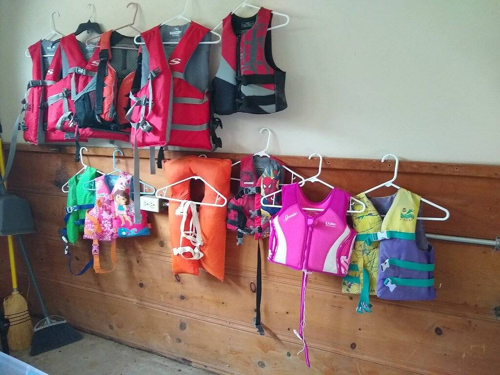 Stunning Lakefront, Huge Dock,2 Kayaks, Sleep 8, Prime fishing spot in California North Coast