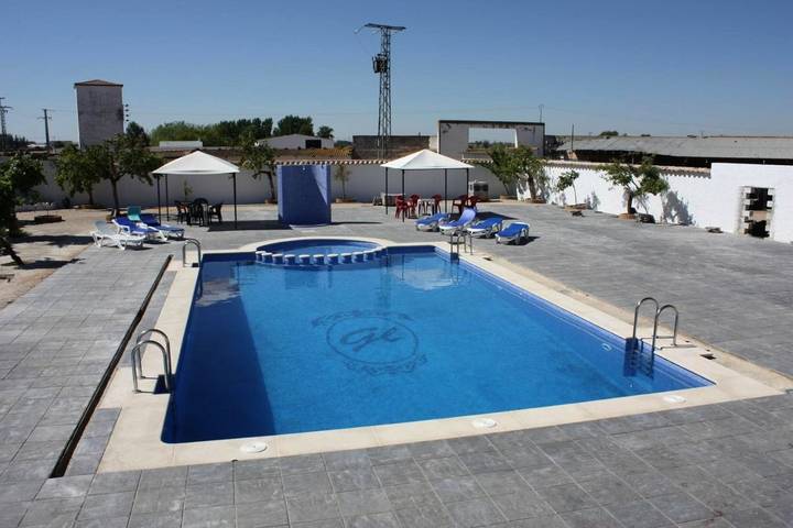 Casa de huéspuedes, con Balcón y Terraza además de Jardín y Piscina en Tomelloso