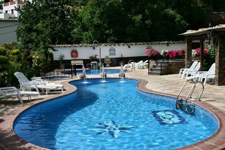Casa rural para 2 personas, con Jacuzzi y Terraza además de Jardín y Piscina para niños en Alpujarra de la Sierra
