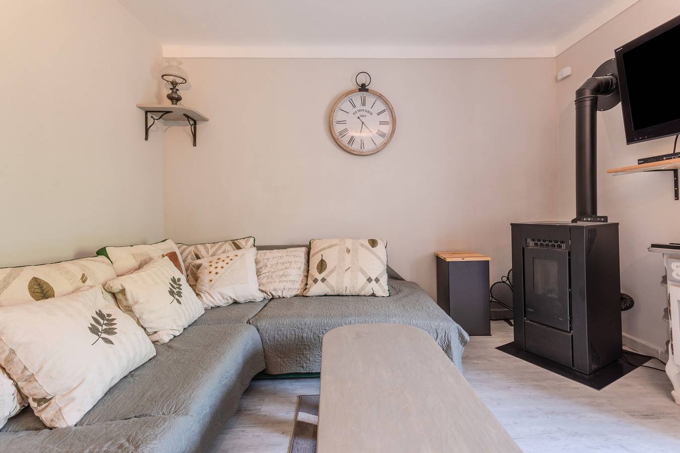 Ganze Wohnung, Ferienwohnung 'Authentique Et Confortable' mit Gemeinschaftsgarten in Valderoure, Cannes und Umgebung