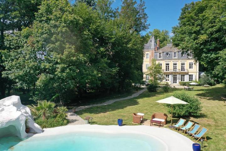 Chambre d’hôte pour 2 personnes, avec jardin et piscine ainsi que bassin pour enfant et vue