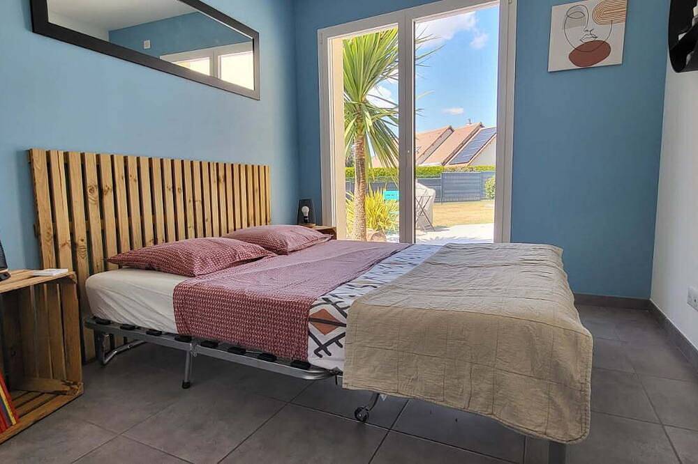 Maison avec piscine à 5 min du circuit, toutes équipées, proche commodités. in Changé, Sarthe