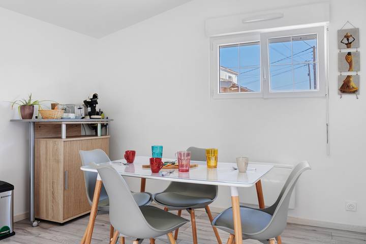 Entire apartment, Charming Apartment for 4 with Shared Terrace and Garden in Saint-Jean-de-Liversay, La Rochelle region