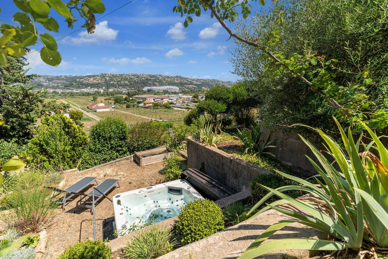 House 4p with garden in Saint-Laurent-du-Var in Saint-Laurent-du-Var, Region de Cannes