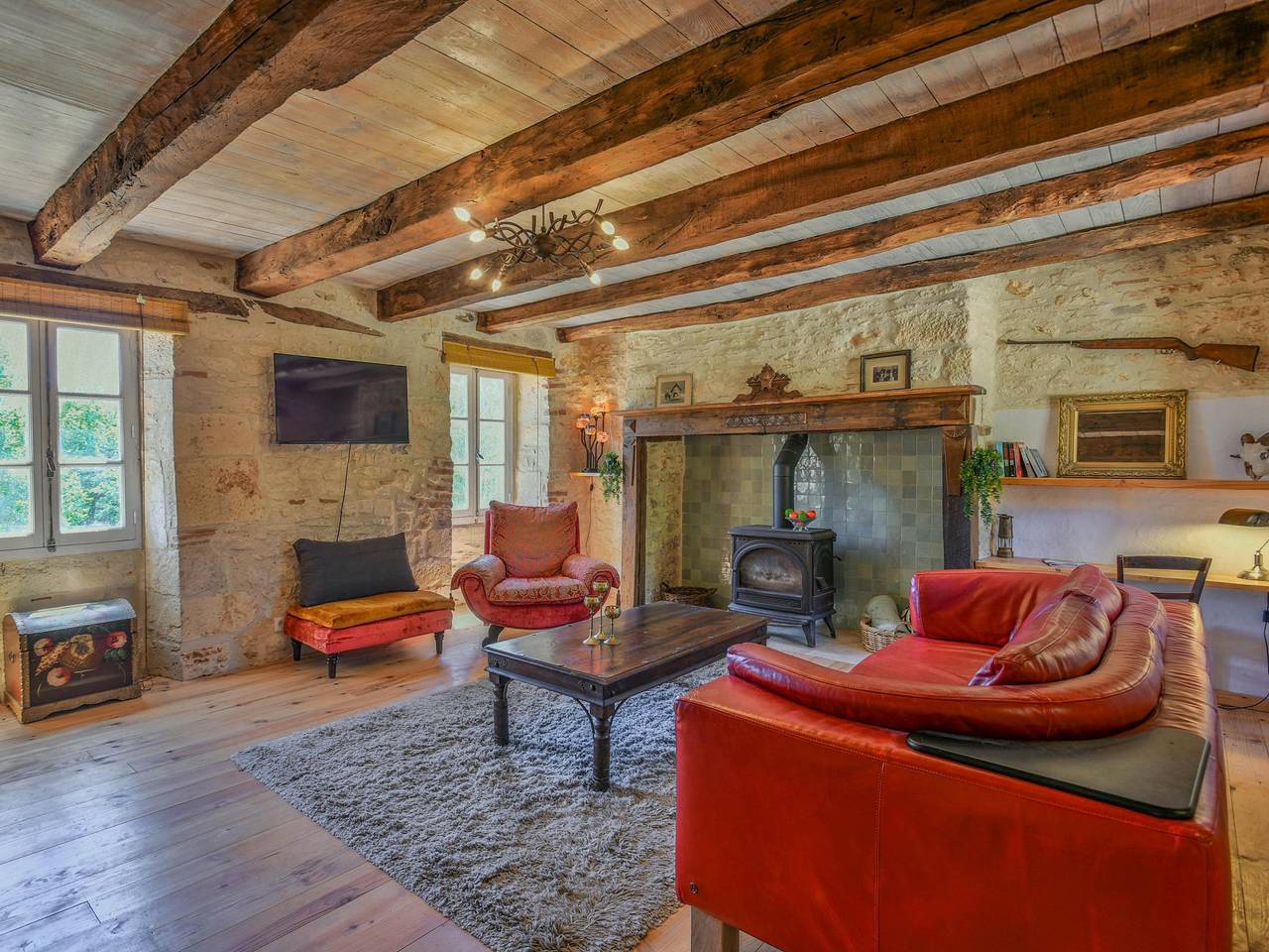 Rustique maison de campagne avec cour et bainspa in Montcabrier, Lot