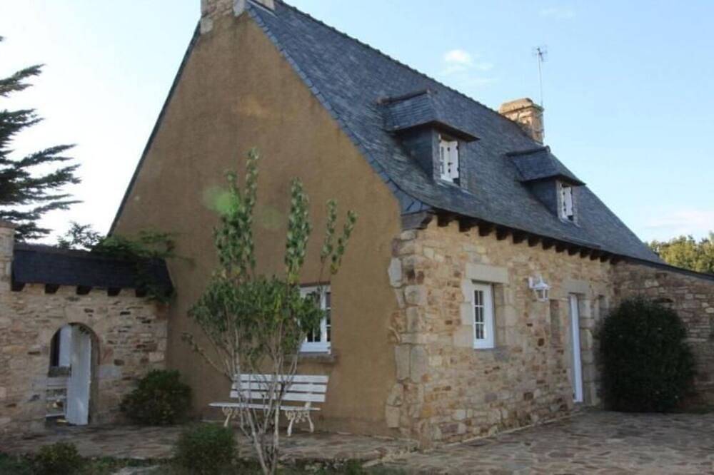 Vacation home with swimming pool near the Gulf. Walking distance to the sea. in Saint-Armel, Côte des Mégalithes