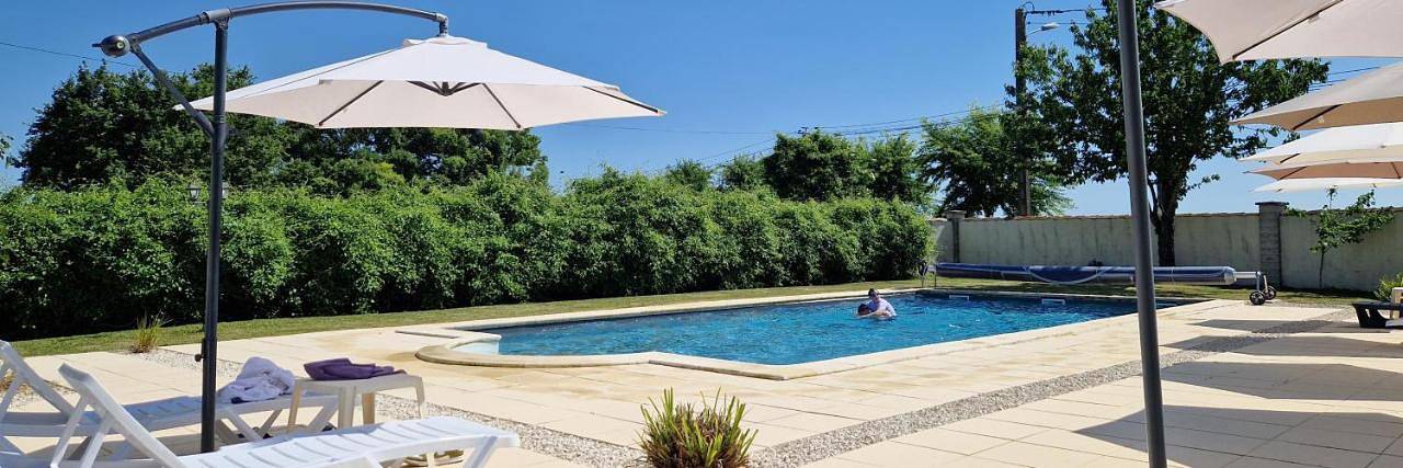 Location de vacances pour 6 personnes, avec vue ainsi que jardin et piscine, adapté aux familles à Mons (Charente)