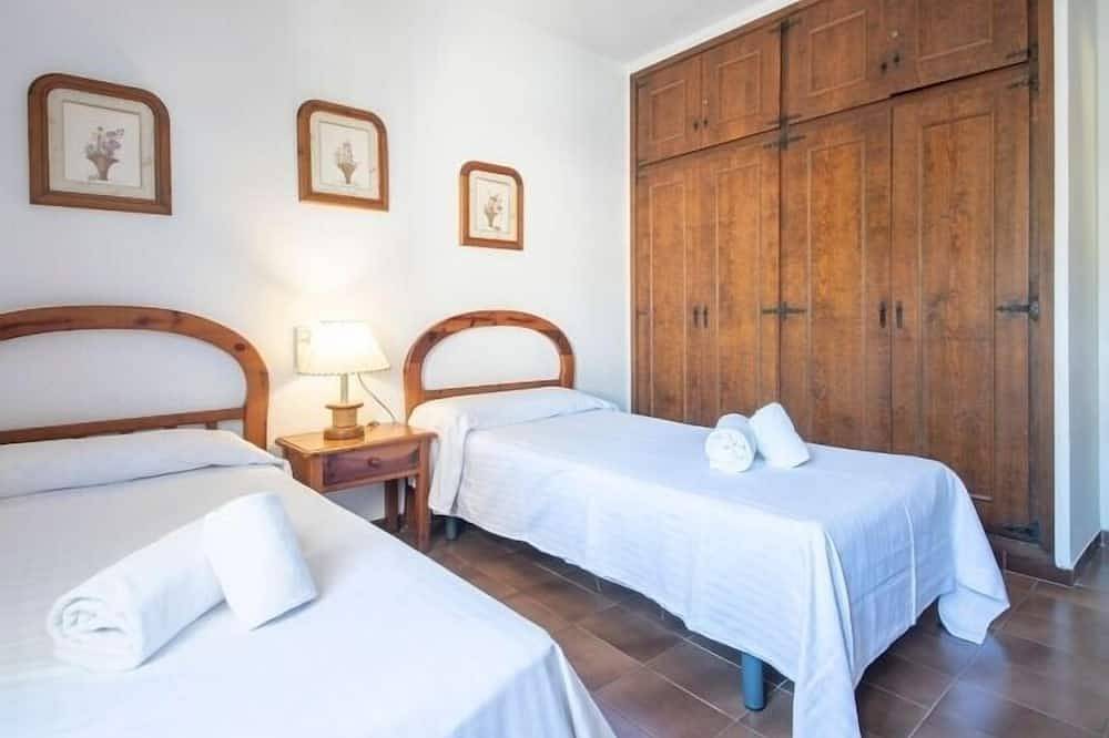 R84 Villa con Piscina y pista de Tenis in Segur de Calafell, Calafell