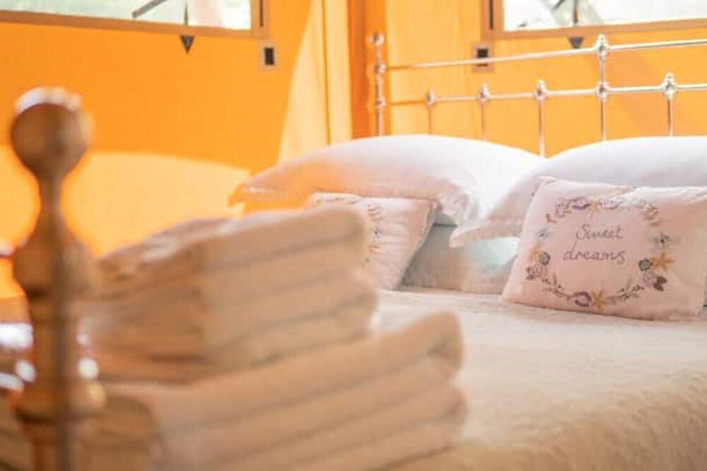 Luna & Hera - Luxury Vintage Glamping! in Worcestershire